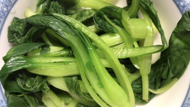 三鲜小馄饨,小<a style='color:red;display:inline-block;' href='/shicai/ 3517'>青菜</a>焯一下水,剁碎