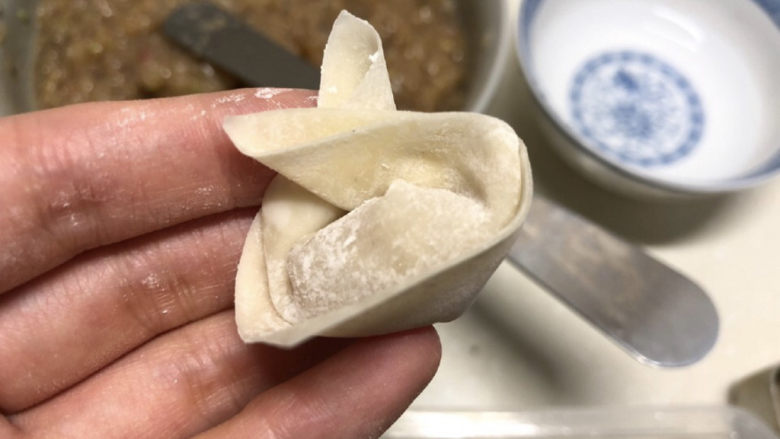三鲜小馄饨,边上抹一点水,把两头搭住