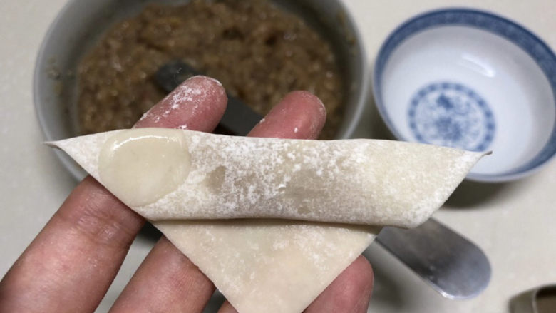 三鲜小馄饨,角上放一些肉馅,卷起