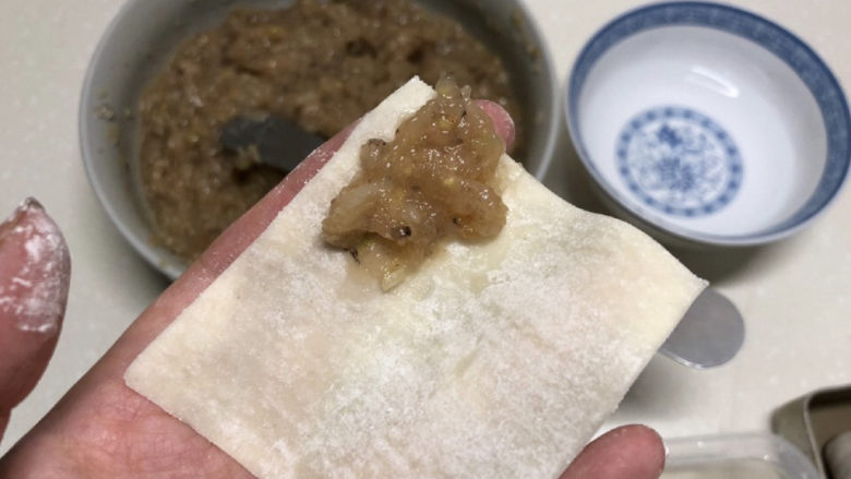 三鲜小馄饨,剩余一半做另外一种形状