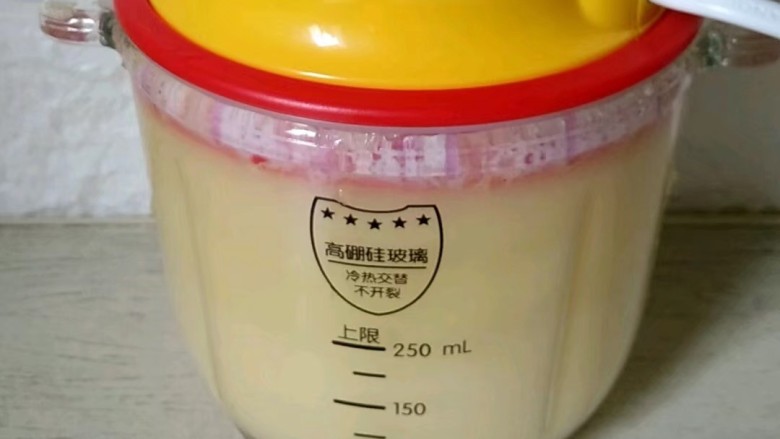 菠萝汁,按开始,搅拌几秒钟的时间即可