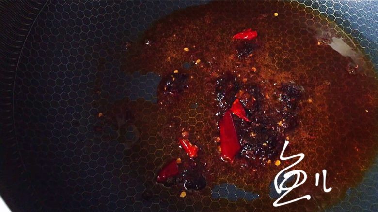 香辣梭子蟹,油锅烧热,放入火锅底料炒散