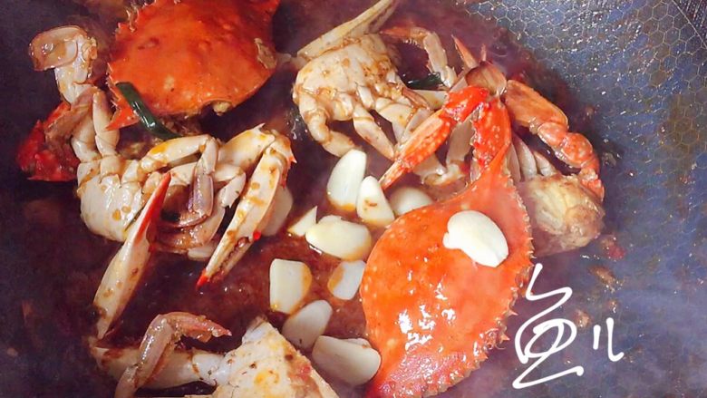 香辣梭子蟹,继续煮约10分钟,收浓汤汁,放入蒜片