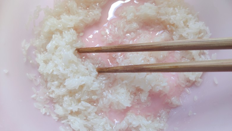 山药枸杞粥,用筷子搅拌均匀,尽量让米粒都裹上油,然后静置15分钟