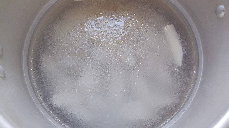 山药枸杞粥,加适量清水(我加了锅体的二分之一)