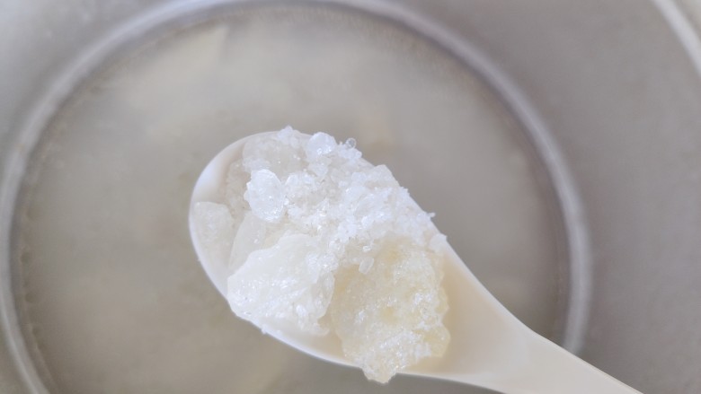 山药枸杞粥,待粥煮好之后,高压锅气阀降落,打开锅盖,加适量冰糖(如果你不爱吃甜口,可以不加)