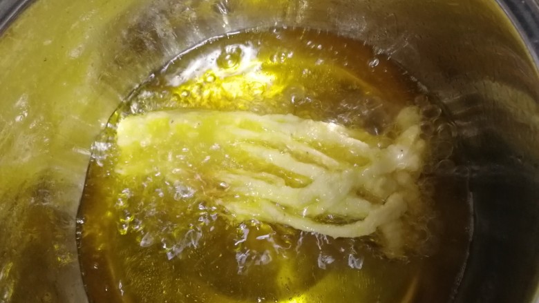 油炸金针菇,金针菇变蓬松,翻个面再炸一会。