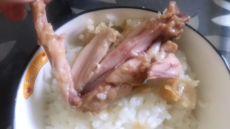 糯米蒸鸡翅,软糯鲜香,肉质细嫩,用手一掰就开了