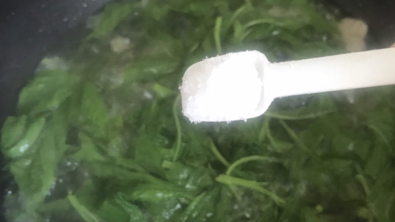 粉鸡汤(阜阳特色小吃),加入适量盐