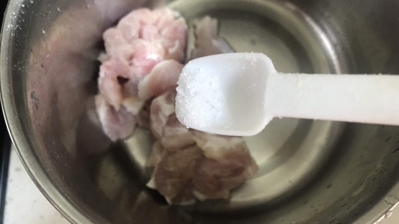 粉鸡汤(阜阳特色小吃),加入适量的盐