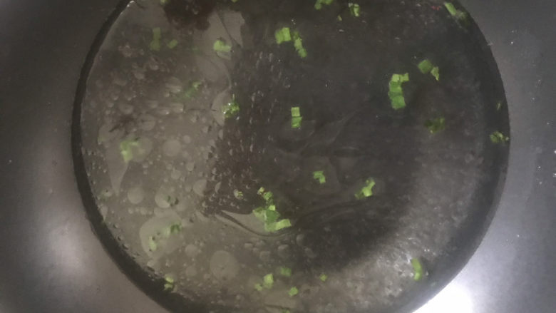 粉鸡汤(阜阳特色小吃),锅烧热倒适量油下葱爆香加入适量清水煮沸