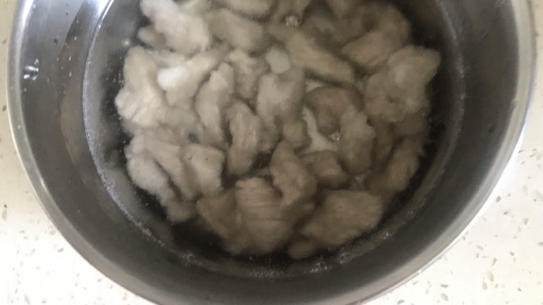 粉鸡汤(阜阳特色小吃),捞出过冷水,肉质更鲜嫩