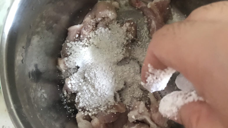 粉鸡汤(阜阳特色小吃),抓两把红薯粉在肉里