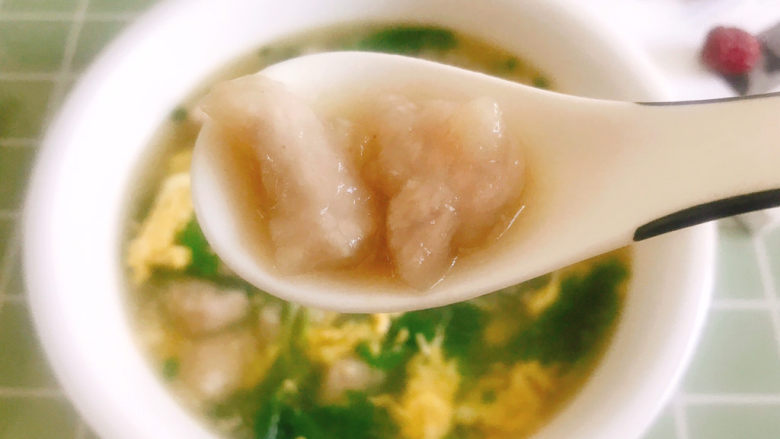 粉鸡汤(阜阳特色小吃),粉鸡外表看上去像白玉,晶莹剔透,口感滑嫩,肉质细嫩,非常好吃😋
