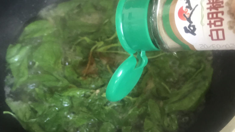 粉鸡汤(阜阳特色小吃),加入适量的白胡椒粉