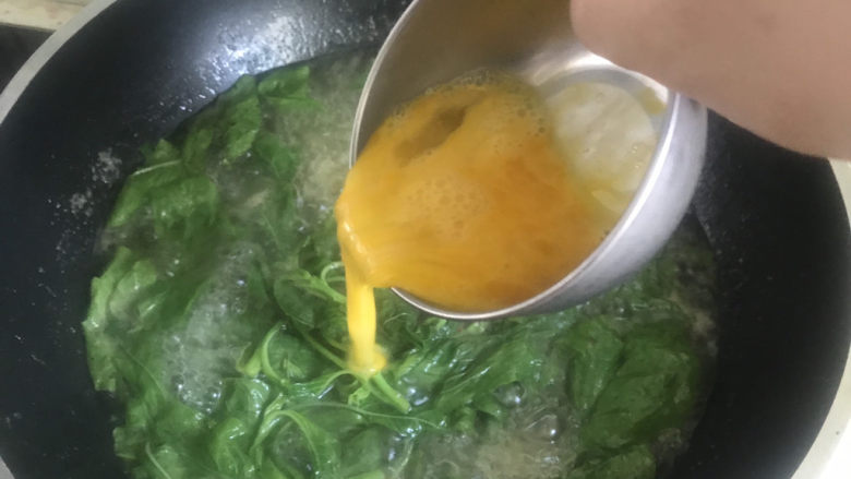 粉鸡汤(阜阳特色小吃),淋入鸡蛋液