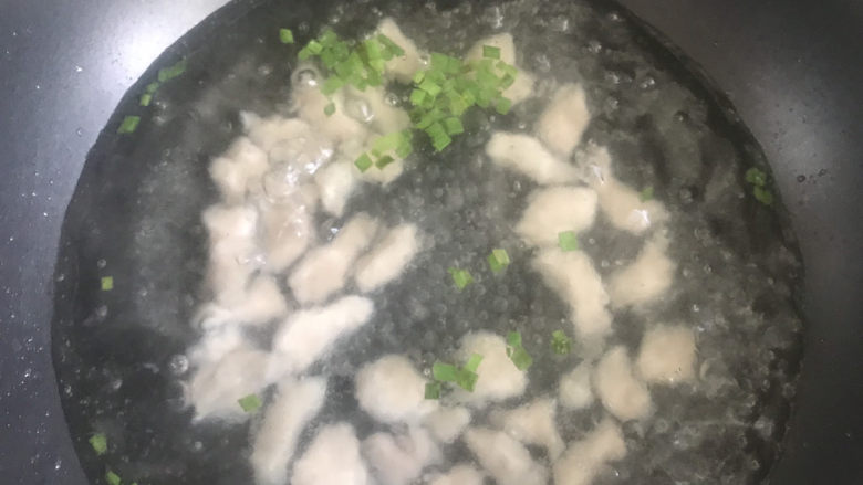 粉鸡汤(阜阳特色小吃),水开下入粉鸡盖上盖子继续煮