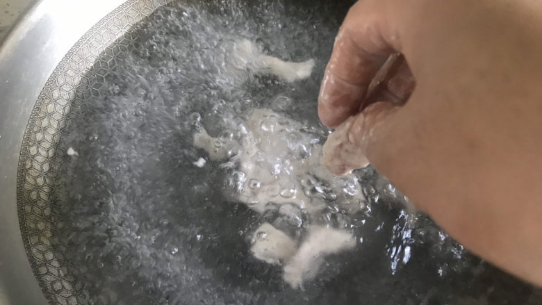 粉鸡汤(阜阳特色小吃),水烧开,把腌好的肉条,一个一个的丢进锅中