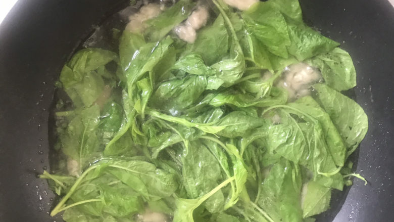 粉鸡汤(阜阳特色小吃),再次烧开下入苋菜