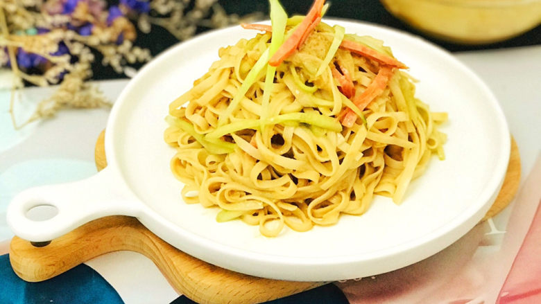麻酱凉面,搅拌均匀,摆盘上桌吧