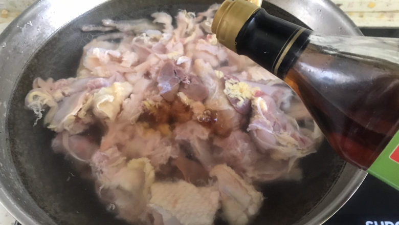 农家炖土公鸡🐓,冷水下锅,加入适量<a style='color:red;display:inline-block;' href='/shicai/ 718'>料酒</a>
