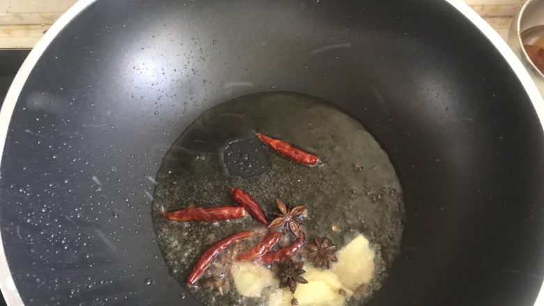 农家炖土公鸡🐓,起锅热油,下入八角花椒辣椒姜爆香