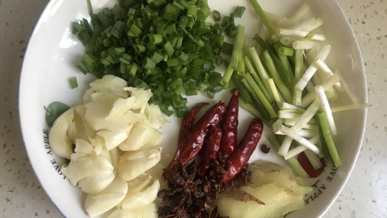 农家炖土公鸡🐓,准备好配菜,葱姜蒜,辣椒八角花椒