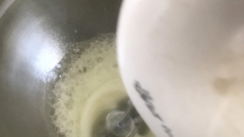 抹茶巧克力纸杯小蛋糕🍰,再来处理蛋白,打蛋器开高速打到鱼眼粗泡泡时加入1/3白糖(第一次)