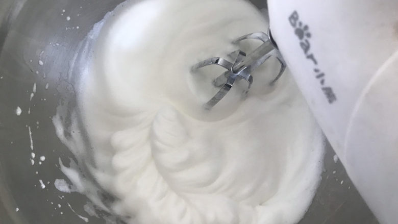 抹茶巧克力纸杯小蛋糕🍰,打发至出现明显纹路时加入最后1/3糖(第三次)