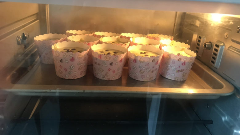 抹茶巧克力纸杯小蛋糕🍰,送入预热好的烤箱,上下火150度烤40分钟,中途不能开烤箱门,每个烤箱脾气不同,温度和时间根据自己烤箱的脾气来调整