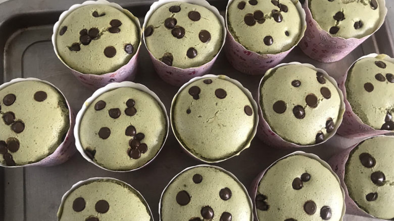 抹茶巧克力纸杯小蛋糕🍰,时间到,取出来