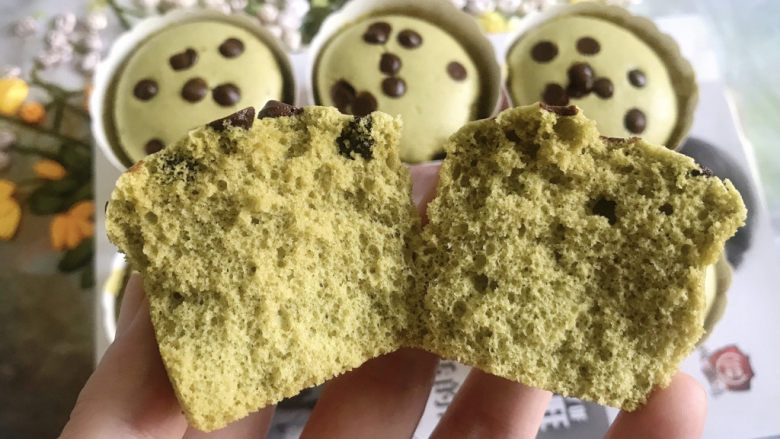 抹茶巧克力纸杯小蛋糕🍰,掰开看看,组织细腻,非常软绵,入口即化,巨好吃😍