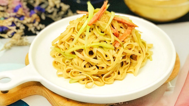 麻酱凉面,美味的麻酱凉面,特别适合这个季节