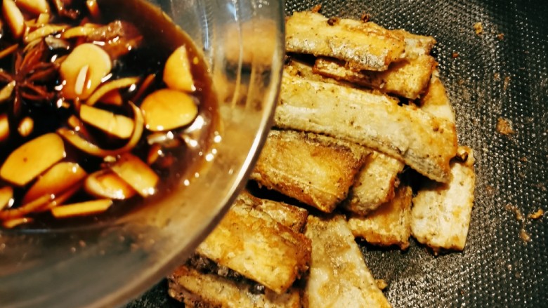 茄子烧带鱼,烹入碗汁,