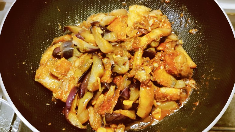 茄子烧带鱼,完全入味后,大火收汁,关火。