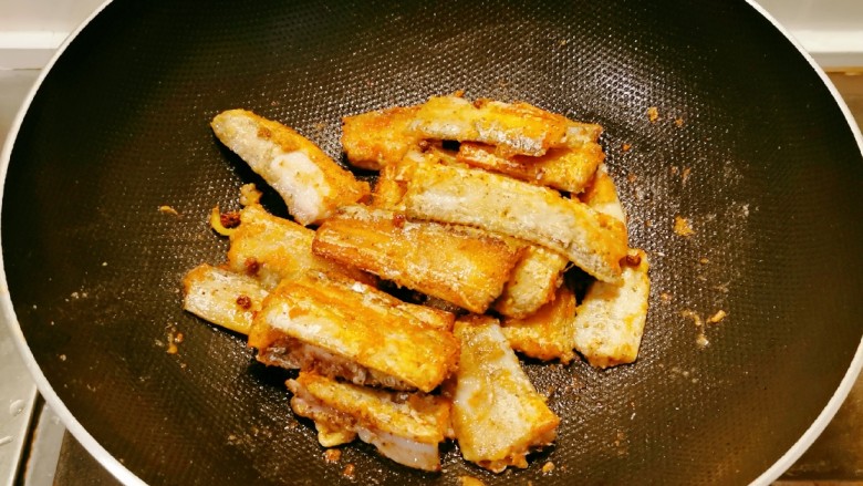茄子烧带鱼,带鱼裹上薄薄一层面粉 锅中放入食用油 放入带鱼煎至两面金黄