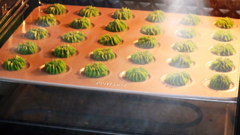 抹茶曲奇,放入预热好的烤箱,上下火150度,中层烘烤15-20分钟左右