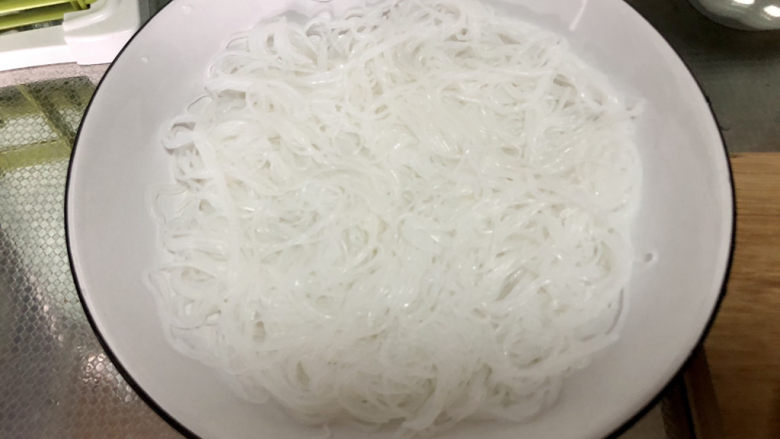 蒜蓉粉丝蒸金针菇,粉丝捞出,刀切段,铺在盘底