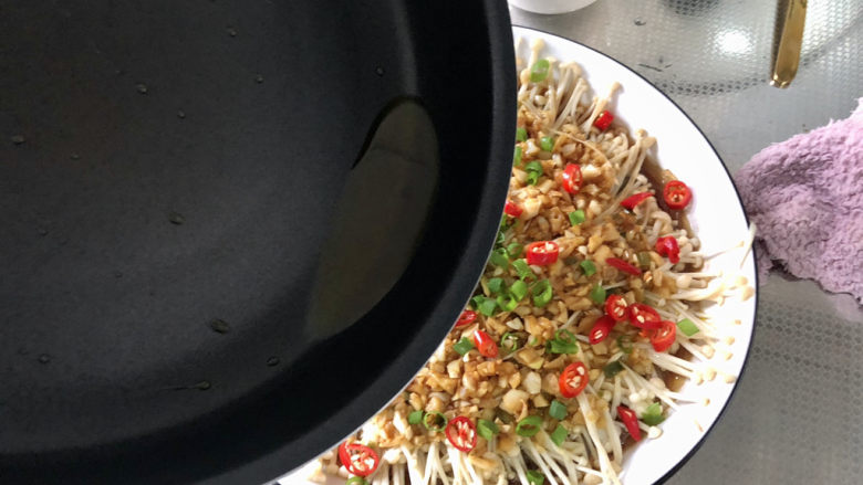 蒜蓉粉丝蒸金针菇,最后浇上八成热热油,即可
