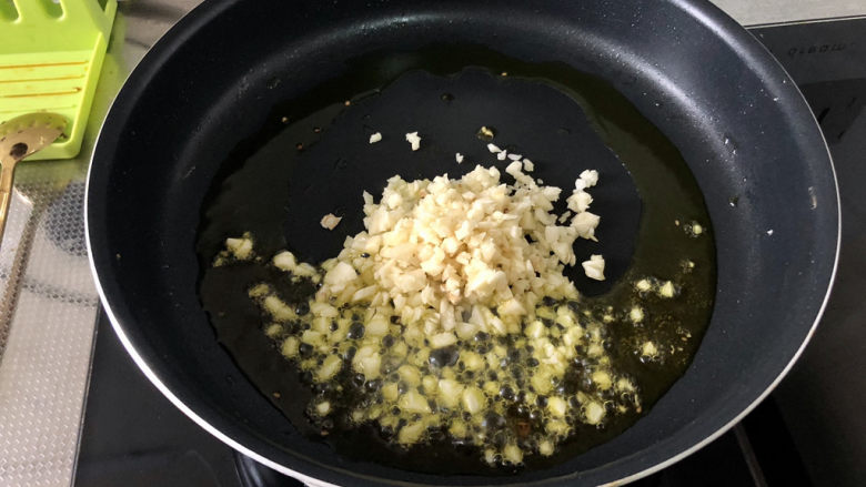 蒜蓉粉丝蒸金针菇,热锅加适量食用油,下一半蒜末小火煸香