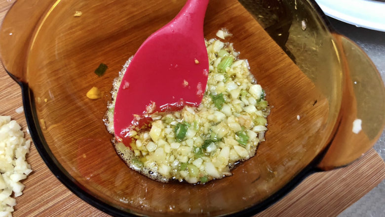 蒜蓉粉丝蒸金针菇,连热油一起倒入碗中