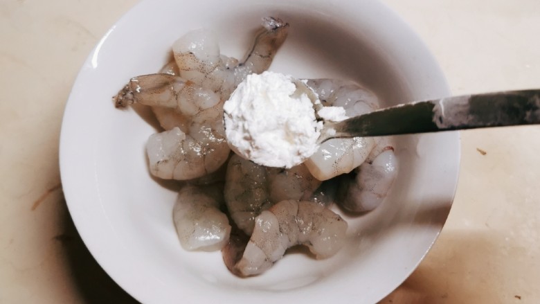 荷兰豆炒虾仁,虾仁去除虾线,清洗干净,放入淀粉