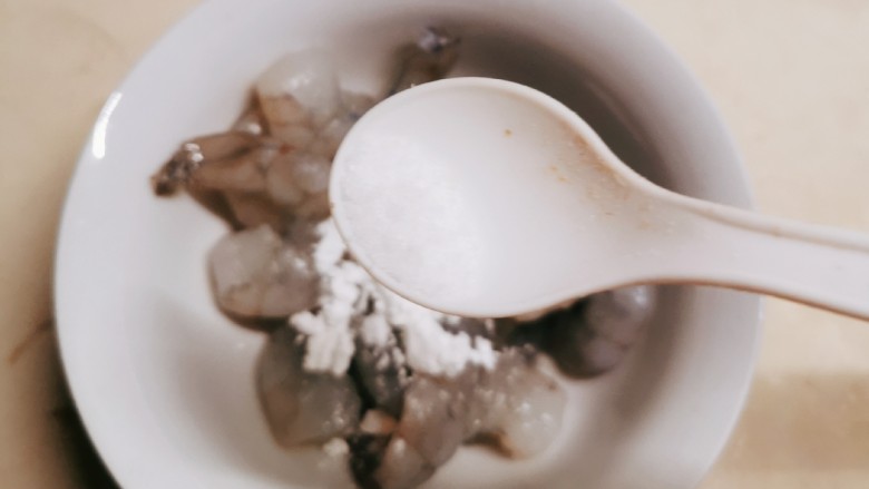 荷兰豆炒虾仁,放入1克盐