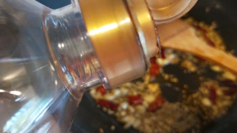 香菇炒豇豆,翻炒均匀倒入<a style='color:red;display:inline-block;' href='/shicai/ 788'>生抽</a>,耗油。