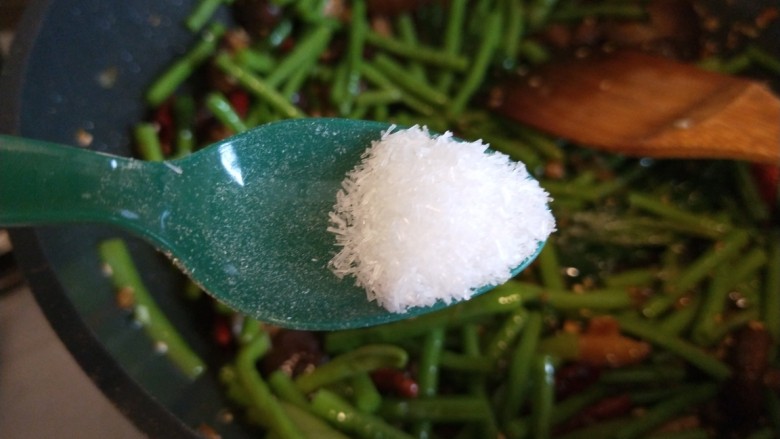 香菇炒豇豆,加入鸡精。