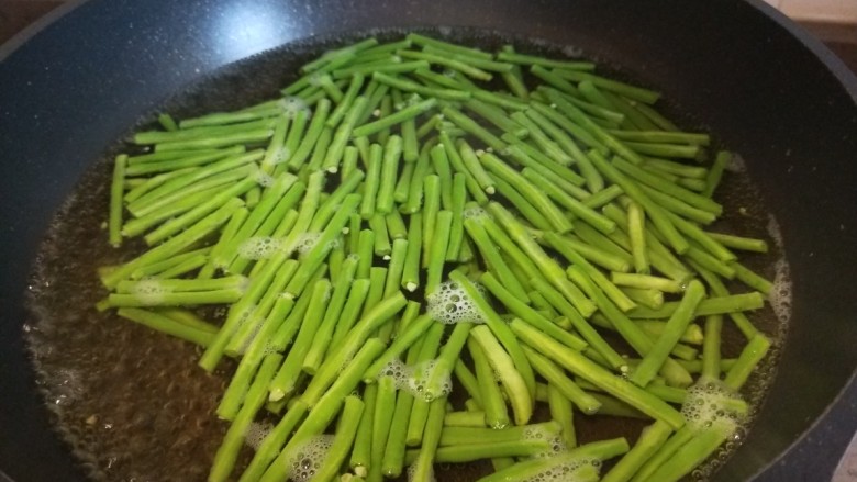 香菇炒豇豆,倒入豇豆,苋菜杆煮5成熟捞出来。