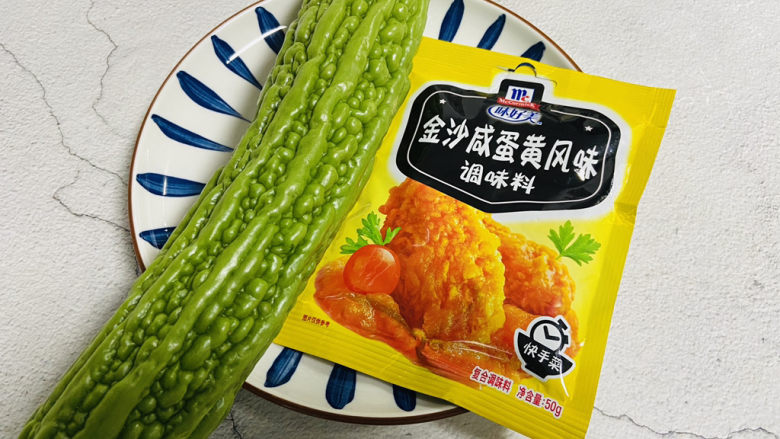 蛋黄焗苦瓜,准备好食材