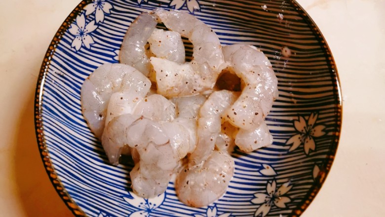 玉米炒虾仁,抓拌均匀,静置15分钟