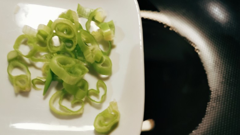 玉米炒虾仁,起油锅,放入食用油 ,油热后放入葱片炒香