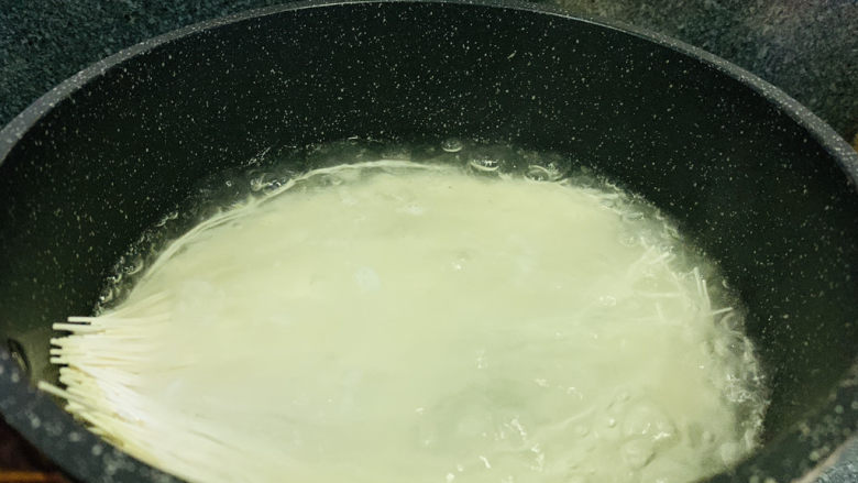 麻酱凉面,水烧开,加入挂面